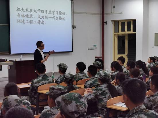 优秀校友和同学们分享创新创业经验